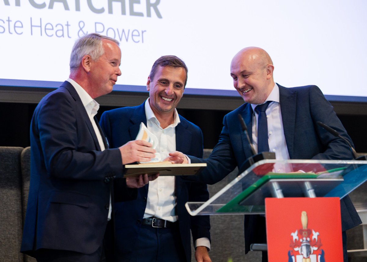 Heatcatcher_WHR's tweet photo. Darren Bryant - CEO of @Heatcatcher_WHR presenting the 2023 Net Zero Carbon Advocate Award to Darren Bowkett - Technical and Strategic Projects Director at @OfficialIbstock alongside Lee Brownsword Senior Manager @ceramfed 
https://t.co/CwtQA4lkMA https://t.co/brMCWJO5Tx