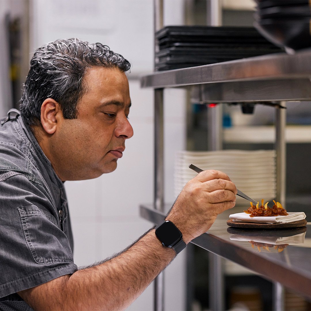Indian_Accent's tweet image. here’s @chefmanishmehrotra putting our plates through the final quality check #onthepass #preptoplate

 #personaltouch #bts #IAkitchen #inventiveindian #indianaccent #delhi