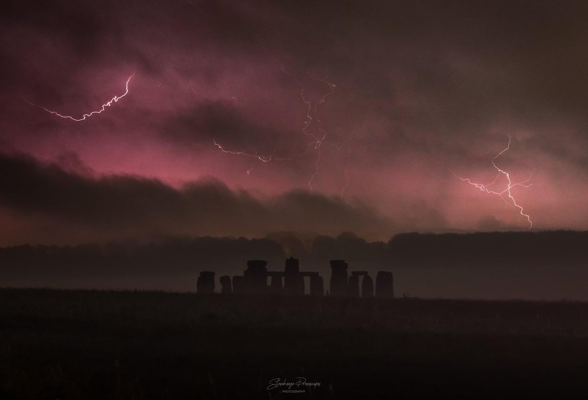 Lightning over Stonehenge last night⚡️⚡️Photo credit Stonehenge Dronescapes on FB 👏👏👏
#lightning #thunderstorm #thunder #stonehenge