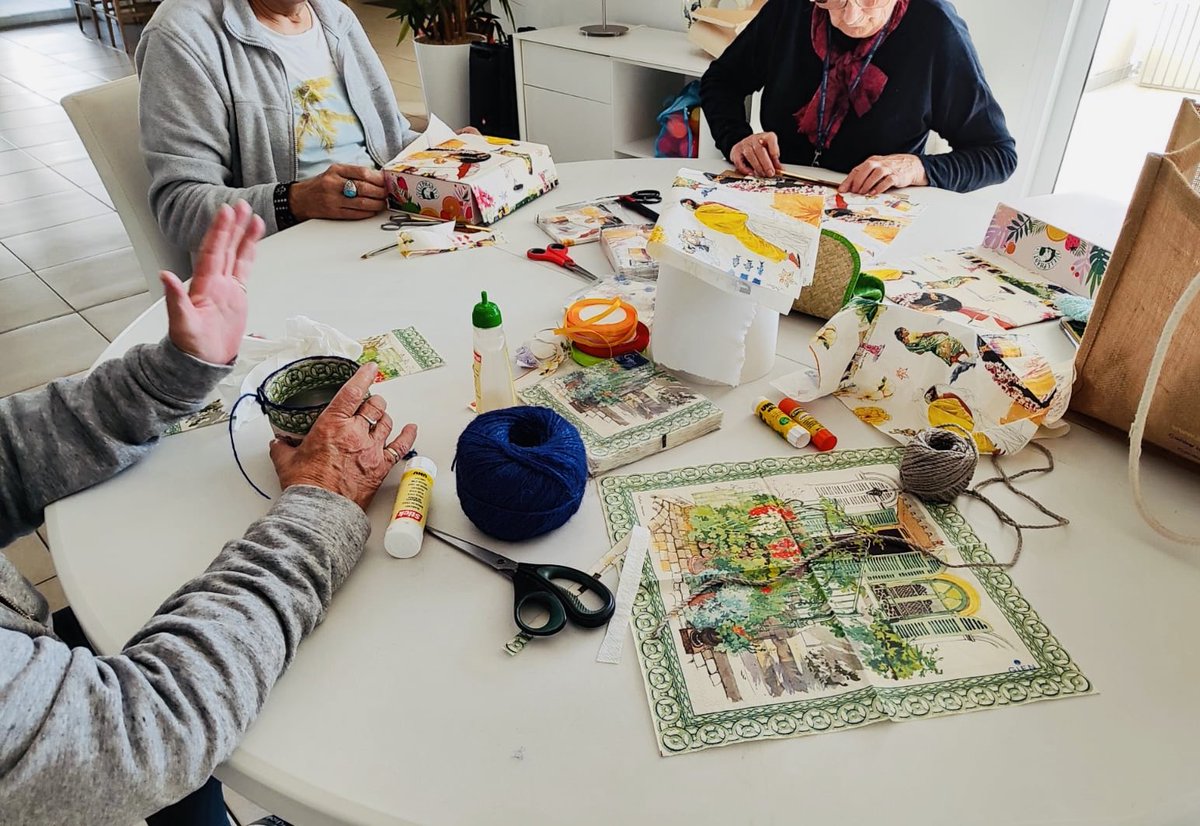 SenSteMarie's tweet photo. Des #Résidents très appliqués pour l’#AtelierCreatif du moment : création de boîtes à thé. Un peu de #récup, une bonne dose de #SavoirFaire et un pincée de #créativité. #Team974 #BienVieillir #RésidenceSenior https://t.co/aaHqlQBQqO