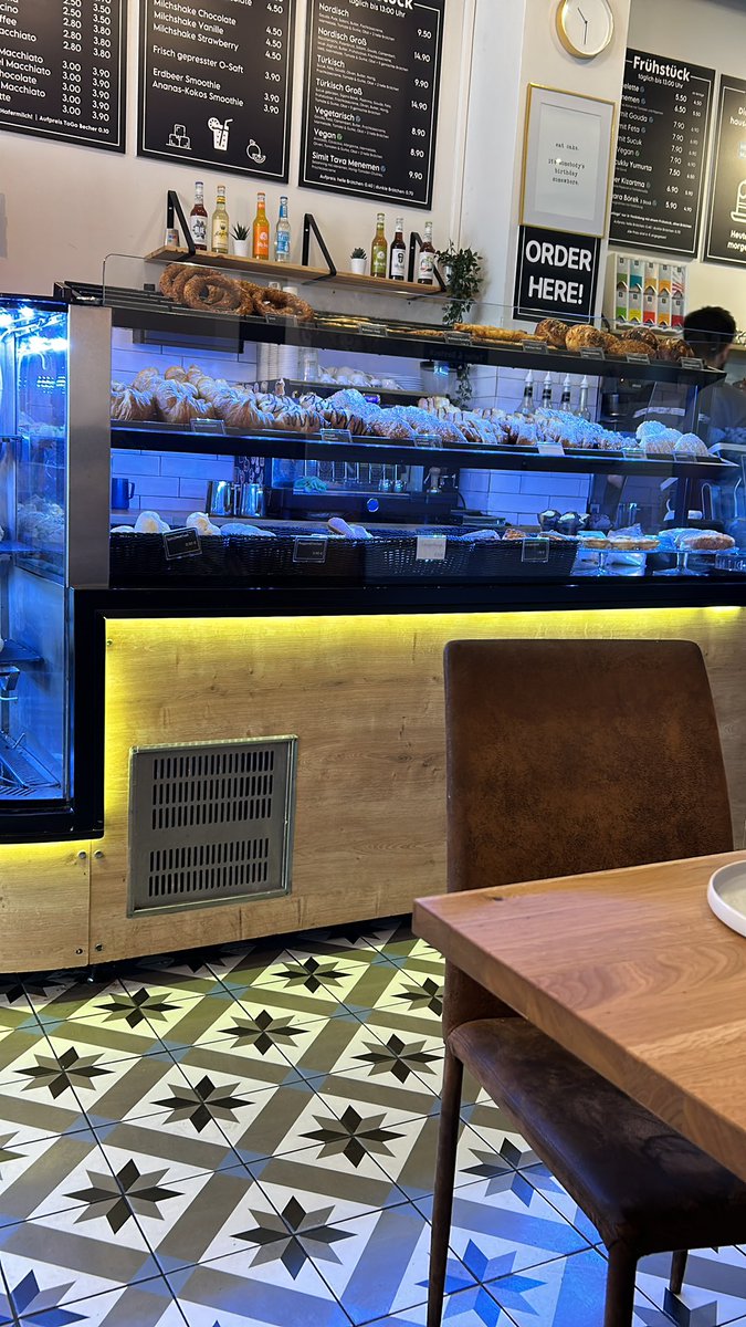 RosehrMarketing's tweet image. Good 👍 morning everyone from Hanse Stadt Lübeck. We are having here in the centre a nice cappuccino in Backstore Große Burgstrasse. Pastries are divine! Germany 

#BreakfastinLübeck #MorningEats #DeliciousStart #LübeckBreakfast #FoodieAdventures #LocalCuisine #GutenMorgenLübeck