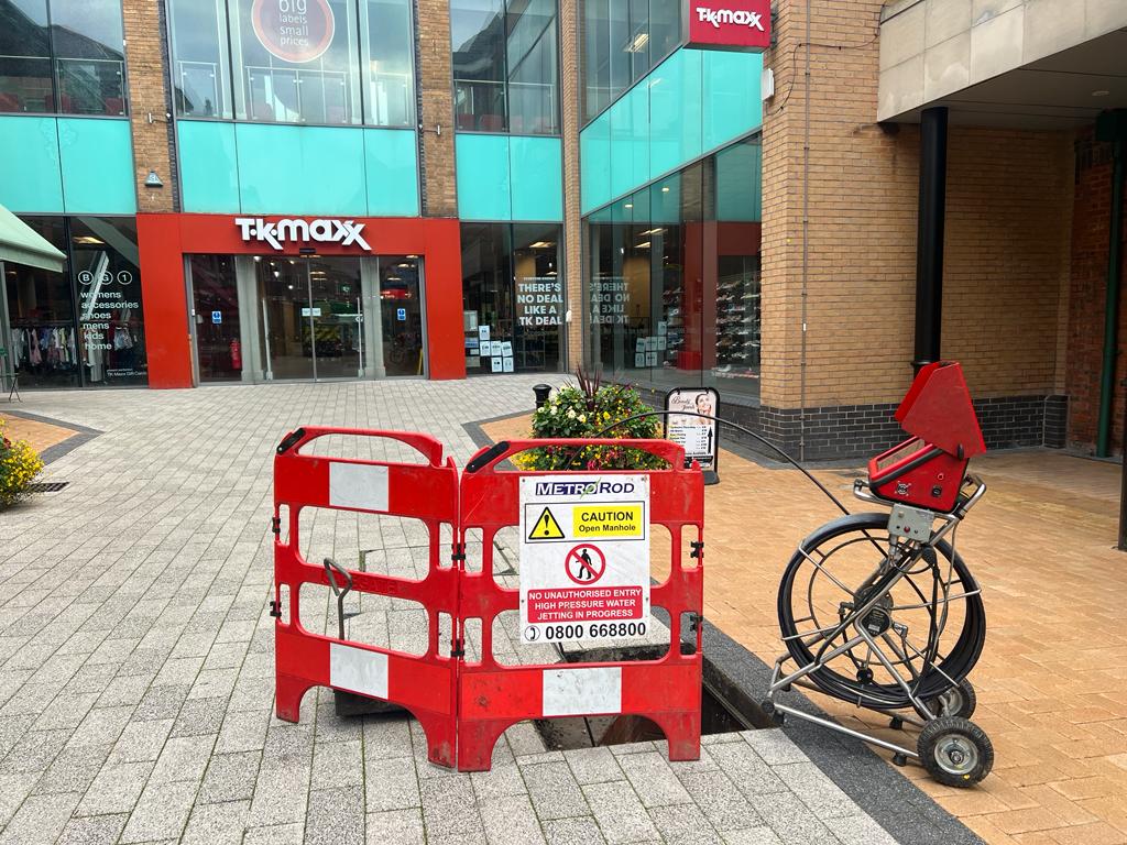 Happy Monday 🌞 

It's been an early one for Steve &amp; Byrne this morning as they've been carrying out a full CCTV survey within the courtyard in Sheffield City Centre. Great work lads 👏 👏 

#SheffieldBiz #SheffieldIsSuper #MetroRod