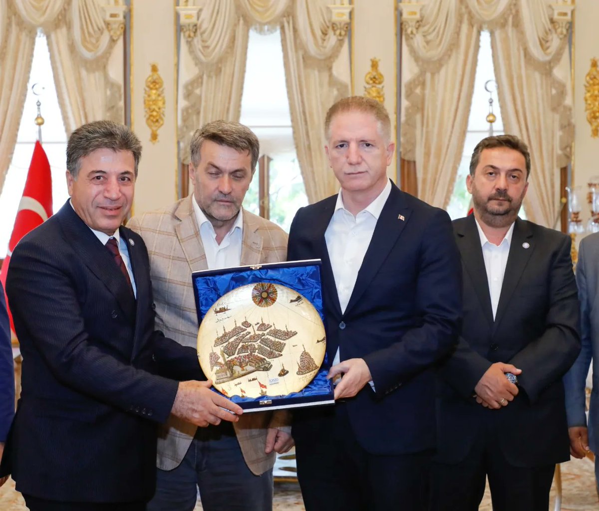 iosidorgtr's tweet photo. İOSİD Başkanı Sn. Ahmet AKKAYA ve Yönetim Kurulu Üyeleri olarak, İstanbul Valisi olarak atanan Sn. Davut GÜL beyefendiye makamında hayırlı olsun ziyaretinde bulunduk. 
   Sayın Valimize nazik misafirperverliğinden dolayı teşekkür ediyor, yeni görevinde başarılar diliyoruz. https://t.co/5SZ6fnVE9A