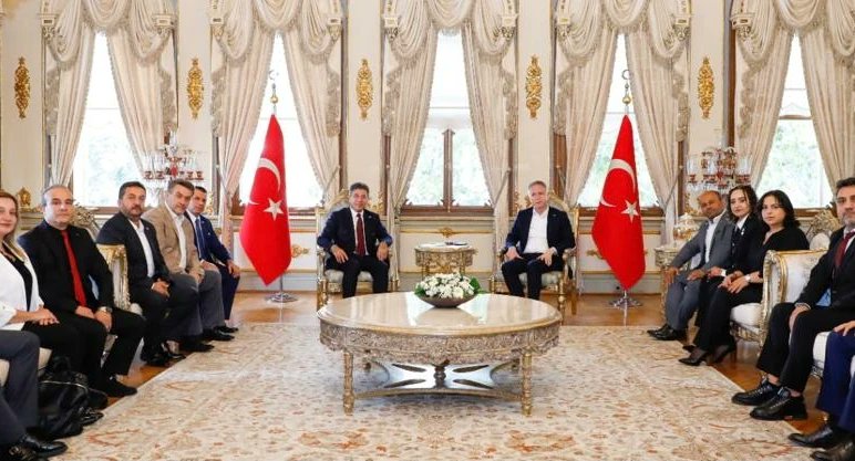iosidorgtr's tweet photo. İOSİD Başkanı Sn. Ahmet AKKAYA ve Yönetim Kurulu Üyeleri olarak, İstanbul Valisi olarak atanan Sn. Davut GÜL beyefendiye makamında hayırlı olsun ziyaretinde bulunduk. 
   Sayın Valimize nazik misafirperverliğinden dolayı teşekkür ediyor, yeni görevinde başarılar diliyoruz. https://t.co/5SZ6fnVE9A