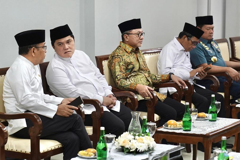 Ily_airaa's tweet photo. Musyawarah Nasional Alim Ulama dan Konferensi Besar Nahdlatul Ulama 2023 di Pesantren Al-Hamid
Menteri @erickthohir yg turut hadir berharap NU terus hadir menghadapi tantangan dan dinamika kehidupan masyarakat ke depan, serta membawa manfaat kemaslahatan umat
#ET_CawapresUnggulan https://t.co/Q6Rb5rUqcv