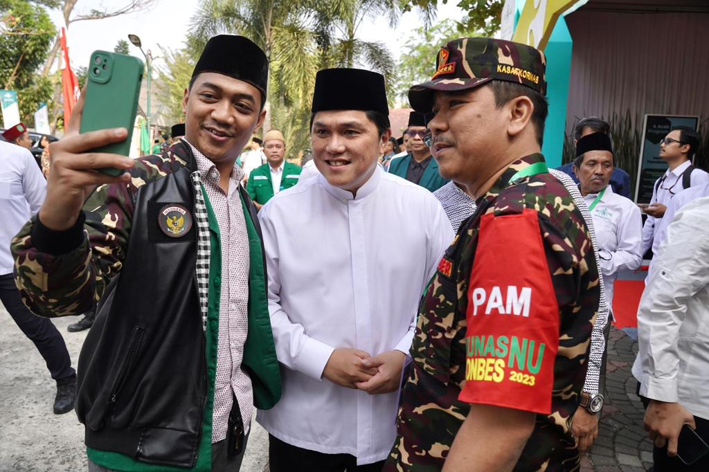 Ily_airaa's tweet photo. Musyawarah Nasional Alim Ulama dan Konferensi Besar Nahdlatul Ulama 2023 di Pesantren Al-Hamid
Menteri @erickthohir yg turut hadir berharap NU terus hadir menghadapi tantangan dan dinamika kehidupan masyarakat ke depan, serta membawa manfaat kemaslahatan umat
#ET_CawapresUnggulan https://t.co/Q6Rb5rUqcv