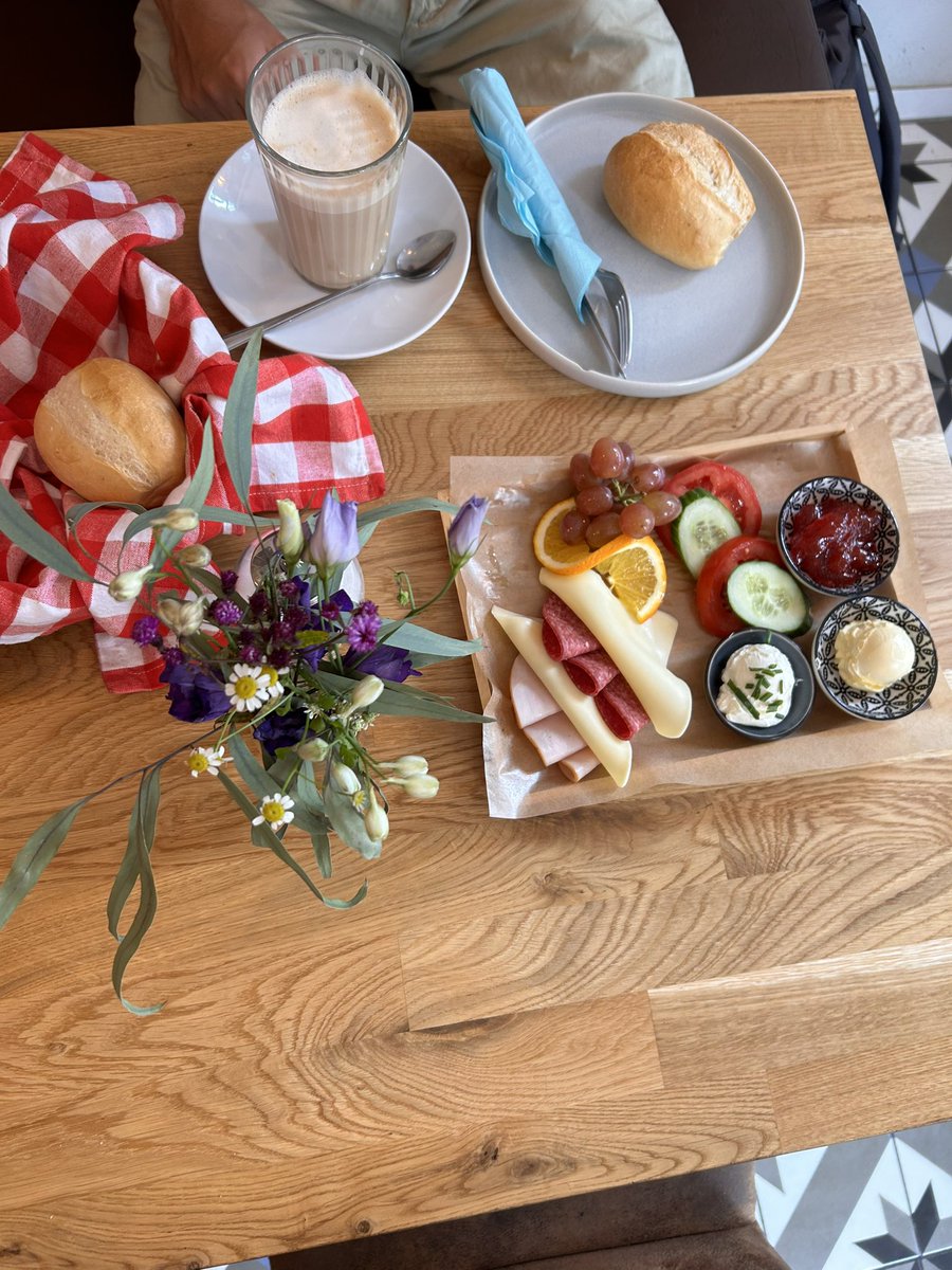 RosehrMarketing's tweet image. Good 👍 morning everyone from Hanse Stadt Lübeck. We are having here in the centre a nice cappuccino in Backstore Große Burgstrasse. Pastries are divine! Germany 

#BreakfastinLübeck #MorningEats #DeliciousStart #LübeckBreakfast #FoodieAdventures #LocalCuisine #GutenMorgenLübeck