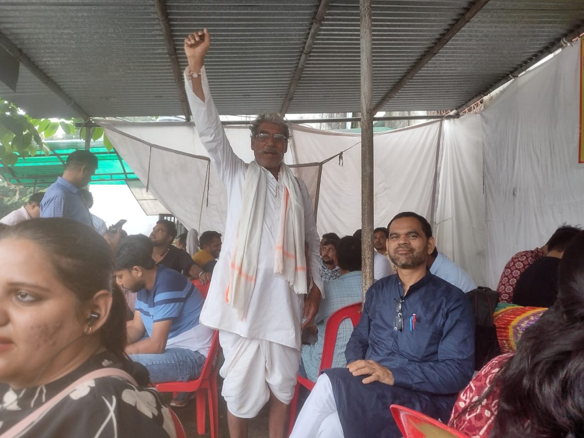 aarnashukla's tweet photo. #2800की_घोषणा_पूरी_करो
#2800gradepay Strike Day-22 
जीवन में असली उड़ान अभी बाकी है
हमारे इरादों का इम्तिहान अभी बाकि है
अभी तो नापी है सिर्फ मुट्ठी भर जमीन
अभी तो नापने के लिए सारा आसमान बाकी है
@BJP4MP
@CMMadhyaPradesh
@aajtak
@ZeeMPCG
@narendramodi https://t.co/vEQpOR07Yh