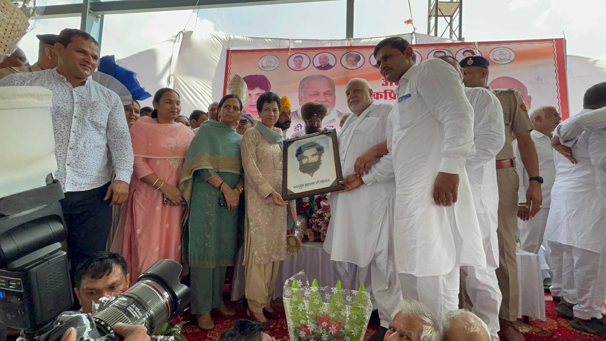Kumari_Selja's tweet photo. असंध के विधायक श्री शमशेर सिंह गोगी जी को जन्मदिन की आकाश भर शुभकामनाएं। आप यूं ही जनता की आवाज को मुखर करते रहिए एवं उनके हक की लड़ाई लड़ते रहिए।

गोगी जी के जन्मदिन के अवसर पर आयोजित जनसभा में असंध की जनता को संबोधित करते हुए क्षेत्र के विकास से संबंधित विभिन्न मुद्दों पर बात की। साथ ही भारतीय जनता पार्टी की जनविरोधी नीतियों के खिलाफ लोगों को जागरूक किया।