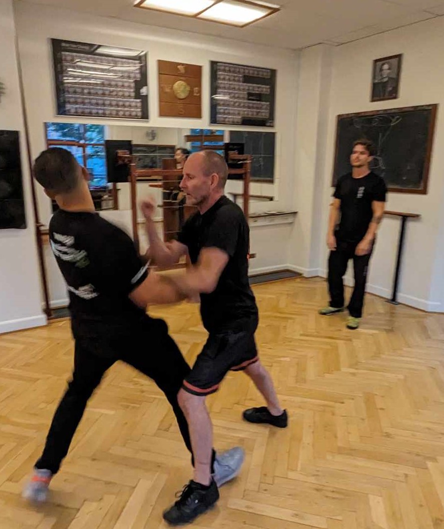 DKwingtsun's tweet photo. Torsdagsholdet (18:00-19:30) varetages af Sihing Mathias. På holdet kan du få svar på alle dine WingTsun spørgsmål, få trænet din basisstruktur, få trænet dine programmer og ikke mindst hygge dig med fornuftige ligesindede mennesker!
#WT #WingTsun #7Struktura https://t.co/kwnj2FrhGO