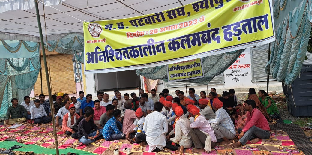 #2800की_घोषणा_पूरी_करो 
<a href="/CMMadhyaPradesh/">Chief Minister, MP</a> 
<a href="/PMOIndia/">PMO India</a> 
<a href="/ChouhanShivraj/">Shivraj Singh Chouhan</a>
<a href="/AmitShahOffice/">Office of Amit Shah</a> 
<a href="/digvijaya_28/">Digvijaya Singh</a>
<a href="/KamalPatelBJP/">Kamal Patel</a> 
<a href="/OfficeOfKNath/">Kamal Nath</a> 
<a href="/GovindSingh_R/">-</a>