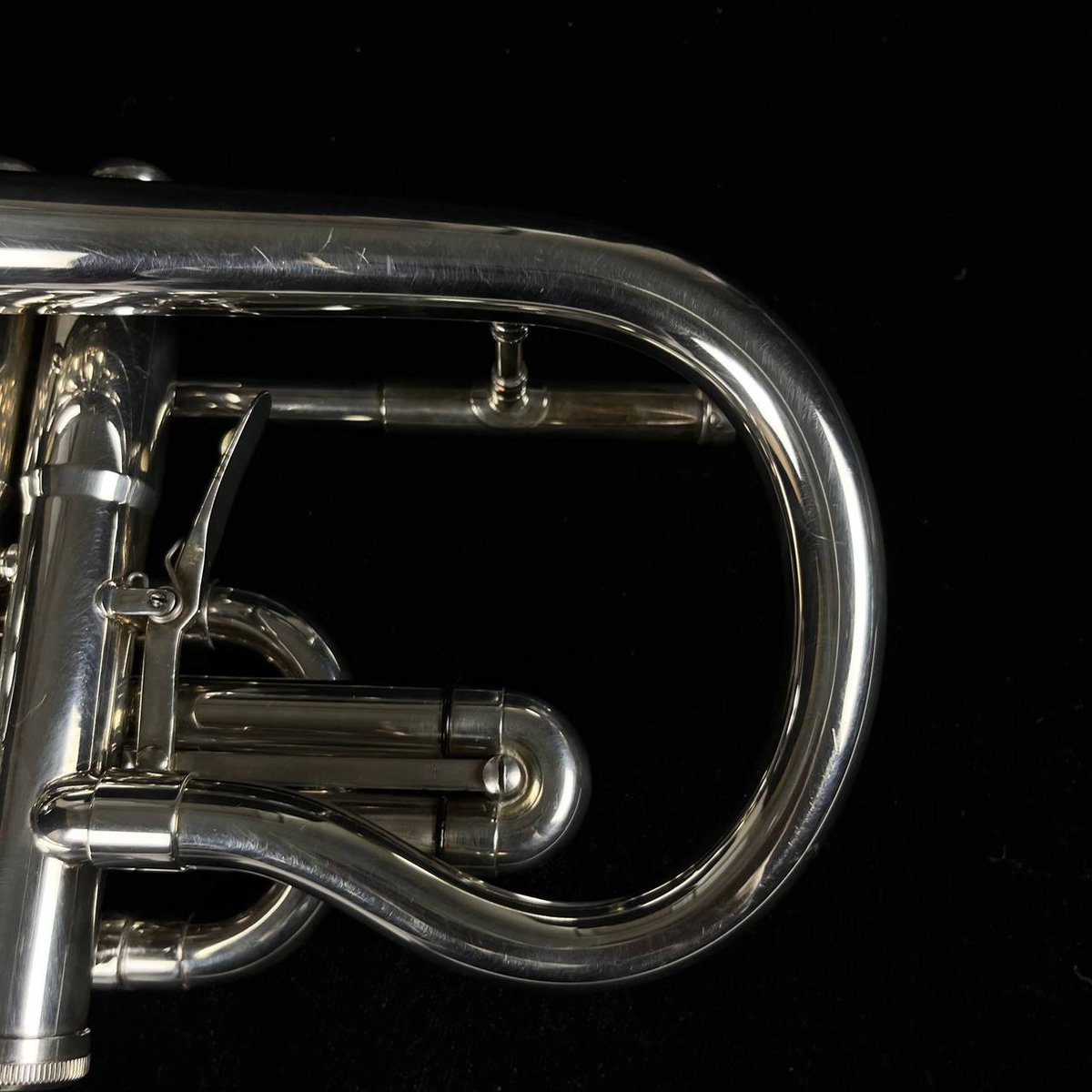 shimamusic_used's tweet image. 【中古注目入荷情報！】 ミ・ナーラ奈良店  

芯のある落ち着いた響きと豊かな音色が特徴。 金管バンドの方をはじめ圧倒的な人気を誇るソヴリン”BE928”特に中・上級者の方におすすめのモデルです！

 #島村楽器 #BESSON #中古楽器

BESSON SOVEREIGN BE982GS-2　コルネット
digimart.net/cat08/shop5185…