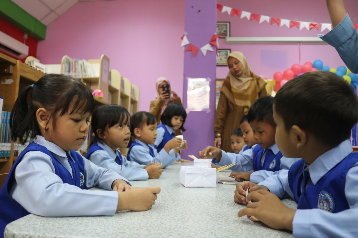DispusipPKU's tweet photo. Coba tebak adik-adik dari TK Dharma Bunda sedang melakukan apa di Perpustakaan Tenas Effendy Kota Pekanbaru ? https://t.co/gAKkwDPgy4