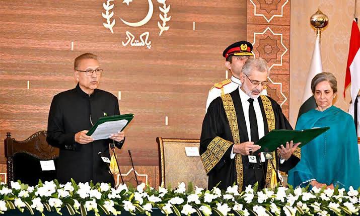ranamubashir01's tweet photo. Hats off to CJ Faez Isa & Mrs Sarina Isa, they always stood by each other, no matter what.
#SupremeCourtofpakistan #CJPIsa #QaziFaezEssa #QaziFaizIsa https://t.co/43kFojABqu