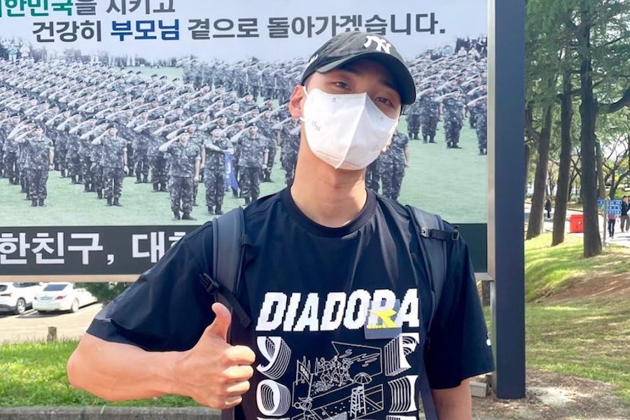 soompi's tweet photo. #KimMinJae Enlists In The Military
https://t.co/MngnsJ3Sdg https://t.co/TbntZQiKdZ