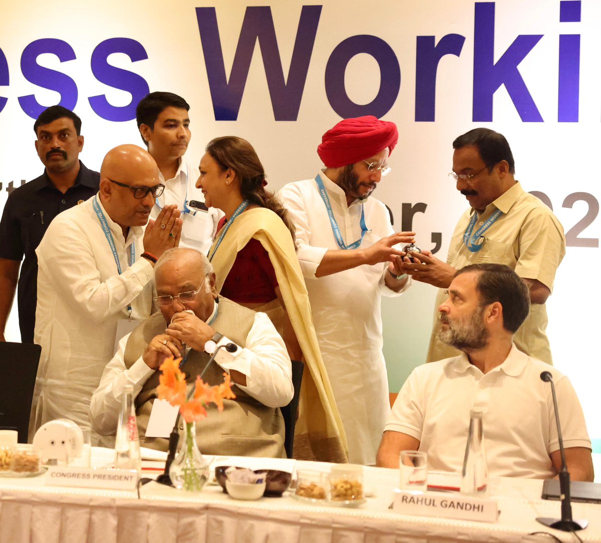 VKSingh_Amethi's tweet image. आज हैदराबाद में आयोजित #CWC की बैठक में  हमारे नेता, देश के लोगों की आवाज श्री @RahulGandhi जी, राष्ट्रीय अध्यक्ष @kharge जी, राष्ट्रीय महासचिव उत्तर प्रदेश प्रभारी दीदी @priyankagandhi जी, प्रदेश अध्यक्ष श्री @kashikirai जी ।

#CWC2023 #CWCMeetingHyd #CWC23 #INDIA #इंडिया