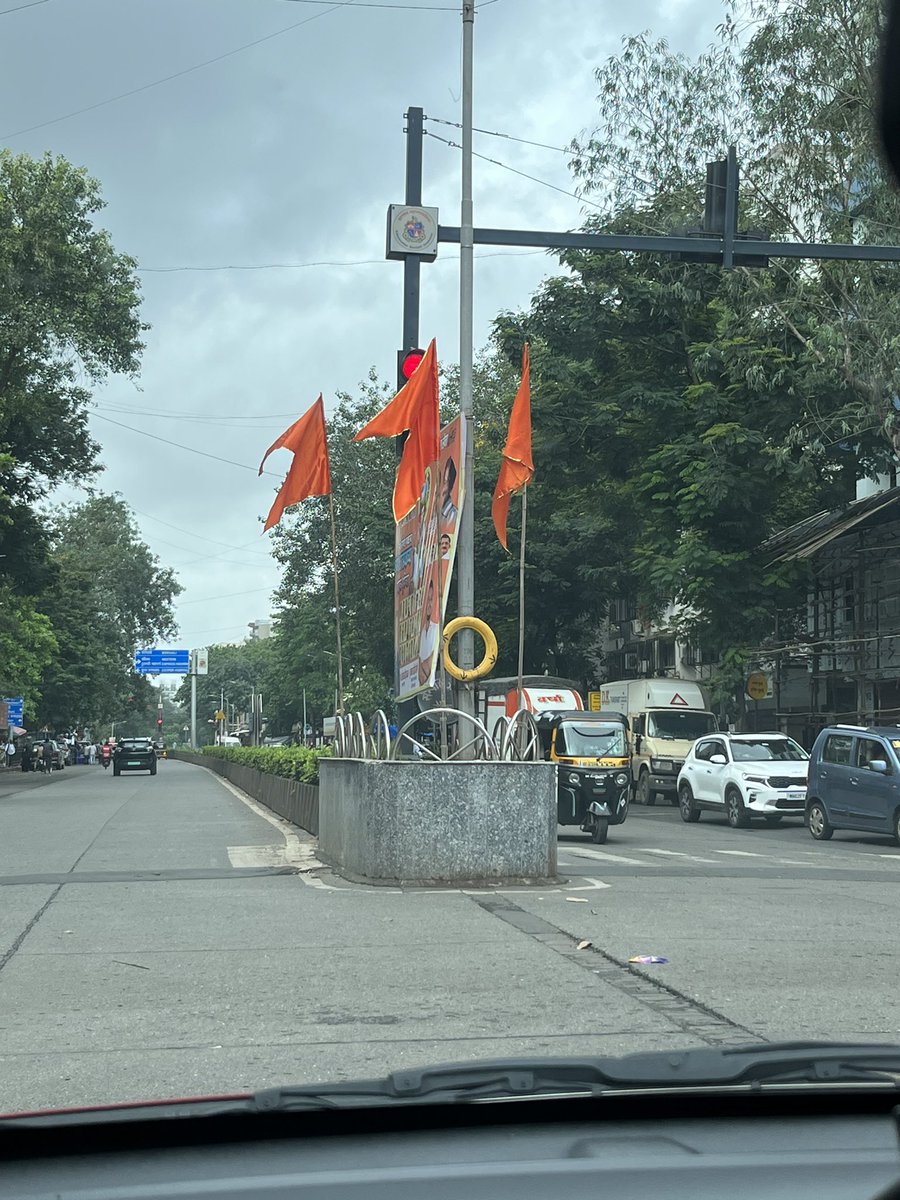 wri_deeming's tweet photo. So as a driver how am I supposed to see the signal ? @MTPHereToHelp this is in Vile Parle west, near Sanyas Ashram Chowk. @mybmc @Shivsenaofc @RoadsOfMumbai #mumbaitraffic #mumbai hope this nuisance will be removed for the sake of #roadsafety https://t.co/6kxFwscxYo