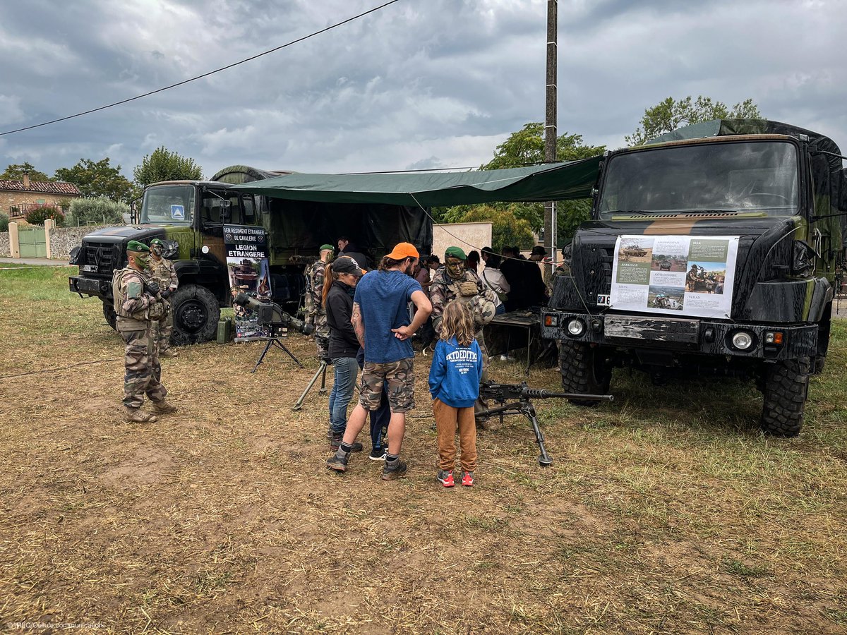 Chefdecorps1REC's tweet photo. Comme à chaque exercice en terrain libre, le 5ESC a ouvert les portes de son bivouac. Cette fois-ci aux habitants de #Rians venus nombreux pour découvrir notre quotidien, nos missions et nos matériels 🪖
Merci pour ces échanges et votre soutien en ce week-end de #JEP2023 https://t.co/ikJWwXAVLJ
