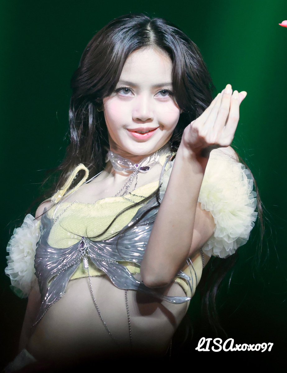 Hug Lisa tweet media