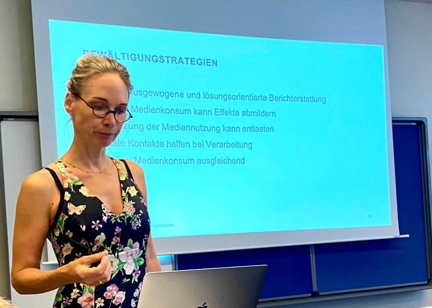 AndreaCHoffmann's tweet photo. Zwischen #Sensation und #Wahrheit: Am Wochenende durfte ich vor dem @Netzwerk-Public-Affairs e.V.  und der @Konrad-Adenauer-Stiftung in Potsdam über die psychischen Auswirkungen medialer #Krisenkommunikation im #Ukrainekrieg sprechen https://t.co/dilLQwYavU
