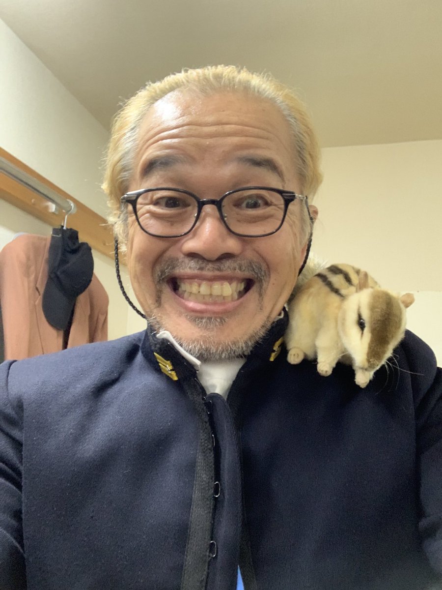 za_sonzaijigen's tweet photo. お笑いファンで、ふぁんふぁん！🎵
今日は海軍中尉とリスの愛ちゃん😊
最近、楽屋の一部で「終わり良ければ、前説までよし」の格言で他力本願寺🤣
来月の前説コント「西遊記その②」は、ついに【悟空登場！】デス。
え〜ッ‼︎ 😳
オマケ：ヒゲ反町ムサシさん、拭き拭きの図
#浅草東洋館
#漫才大行進 https://t.co/BbSQnUDxxU