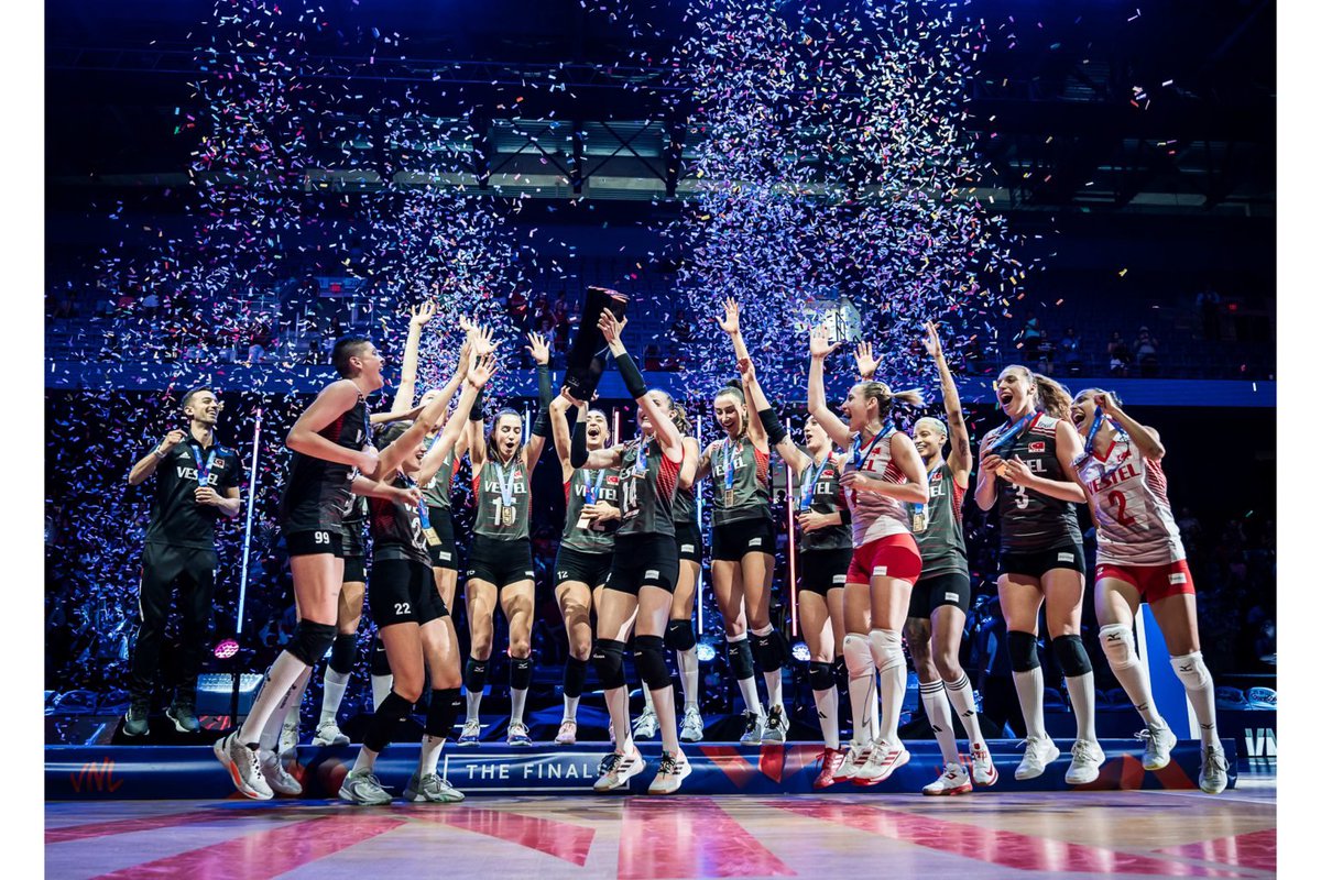 Temmzvolley's tweet photo. #FileninSultanları'nın milli takım sezonu gelecek 1 hafta içerisinde oynanacak 5 maç ile sona eriyor.

Bir sonraki milli takım maçı yaklaşık 7.5 ay sonra 14 Mayıs 2024'te oynanacak. https://t.co/8u2wYQeqk4