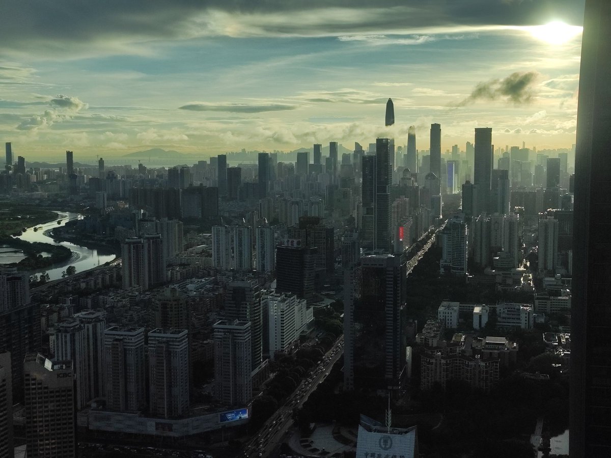 ShenzhenCity's tweet photo. Sun setting on Shenzhen.
Taken from Diwang building in Luohu district.
#shenzhen #china #skyscraper #cityscape #guangdong #hongkong #pearlriverdelta #greaterbayarea #kpf #megatall #supertall #lookingup #dezeen #archdaily #skyline #urban https://t.co/jGXJkfpiIr