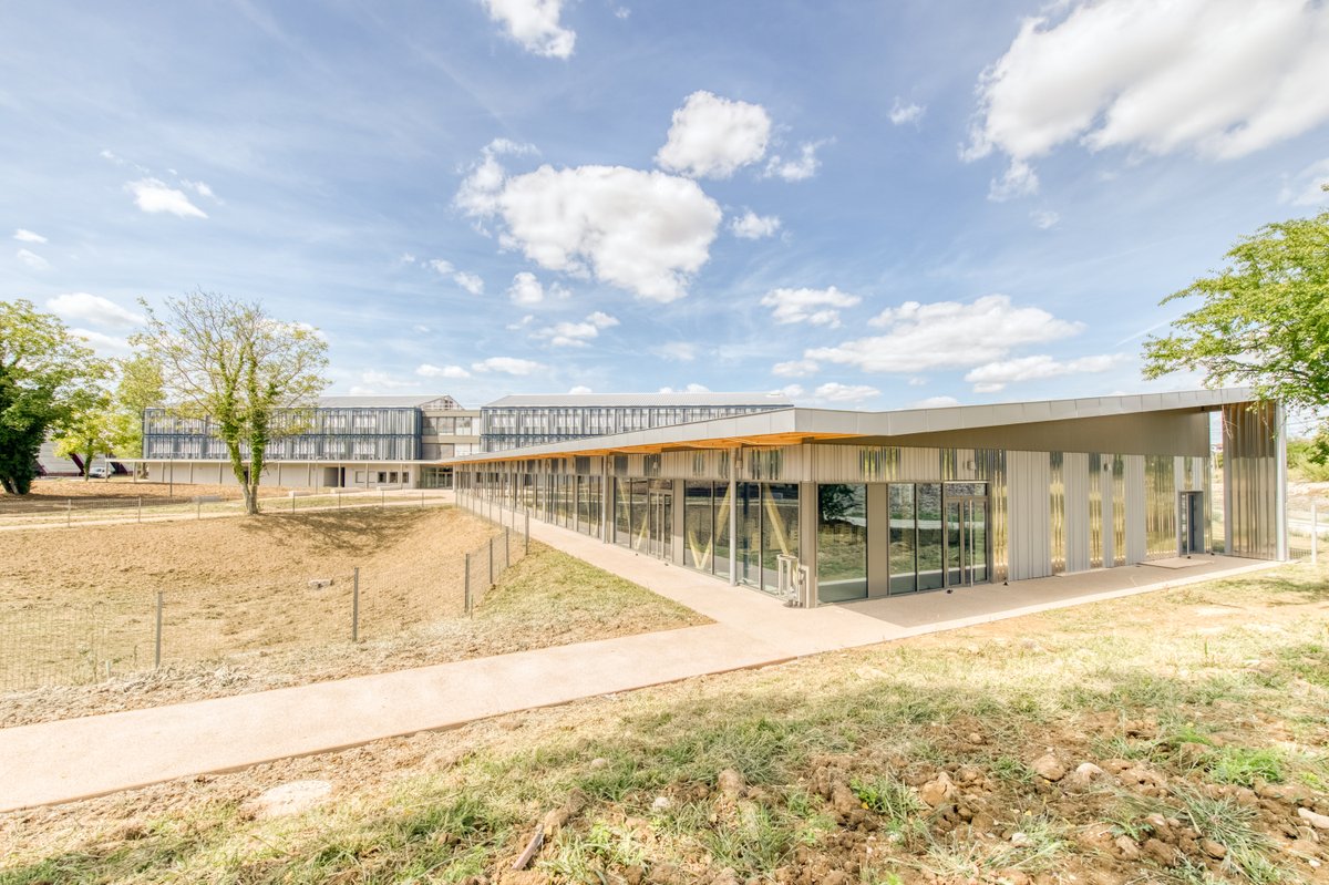 BouyguesBat_SE's tweet image. [#Biosourcé] Une nouvelle extension pour les lycéens de la Plaine de l’Ain à Ambérieu-en-Bugey ! Réalisés pour la Région @auvergnerhalpes, les 2 nouveaux bâtiments portent la capacité de l’établissement à 2 000 élèves et font la part belle aux matériaux biosourcés. 📸Macromike