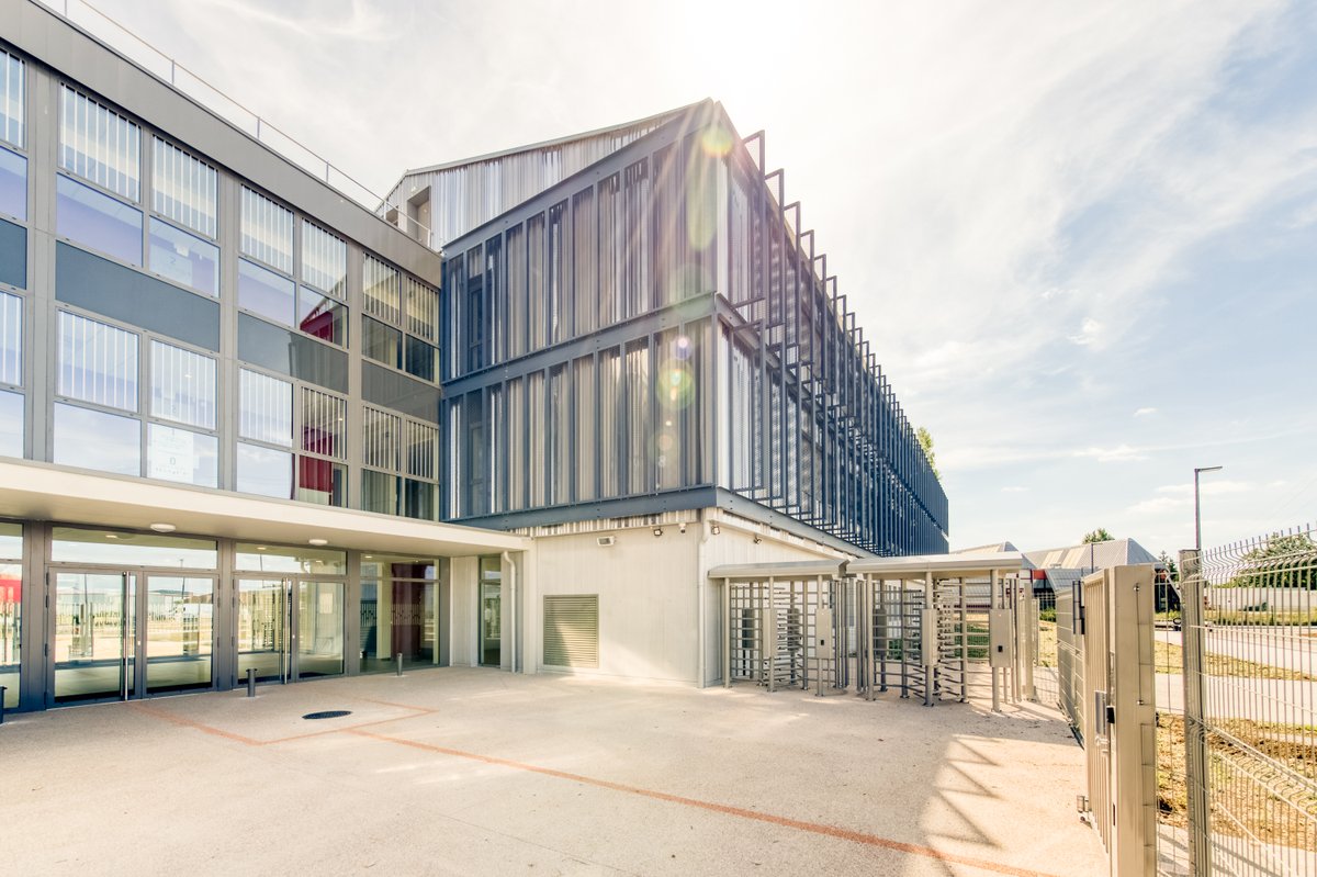 BouyguesBat_SE's tweet image. [#Biosourcé] Une nouvelle extension pour les lycéens de la Plaine de l’Ain à Ambérieu-en-Bugey ! Réalisés pour la Région @auvergnerhalpes, les 2 nouveaux bâtiments portent la capacité de l’établissement à 2 000 élèves et font la part belle aux matériaux biosourcés. 📸Macromike