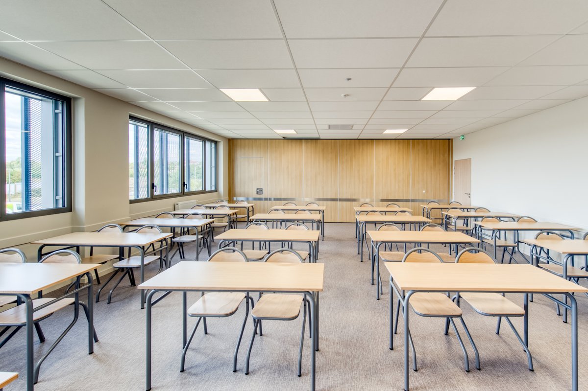 BouyguesBat_SE's tweet image. [#Biosourcé] Une nouvelle extension pour les lycéens de la Plaine de l’Ain à Ambérieu-en-Bugey ! Réalisés pour la Région @auvergnerhalpes, les 2 nouveaux bâtiments portent la capacité de l’établissement à 2 000 élèves et font la part belle aux matériaux biosourcés. 📸Macromike