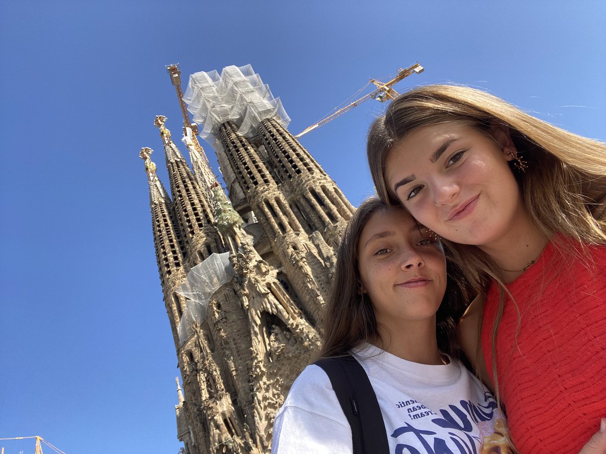 elenapo_18's tweet photo. muy feliz por Barcelona @carlaabernaal https://t.co/9YvxCpqXik