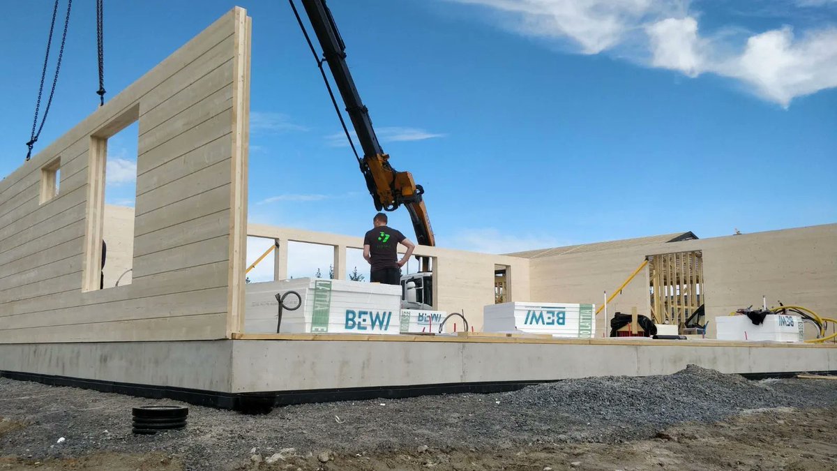 CLT-OMAKOTITALON PYSTYTYSNÄYTÖS 📢 
Tervetuloa pystytysnäytökseen huomenna 19.9. klo 12-18 välisenä aikana, osoite Sariolantie 12, KERAVA. Paikalla myös Hoiskon tehtaalta asiantuntijoita. Huom! Säävaraus. 🌧️ ☔ 🌪️. 

#hoiskoclt #clt #cltomakotitalo #cltkoti #pystytysnäytös