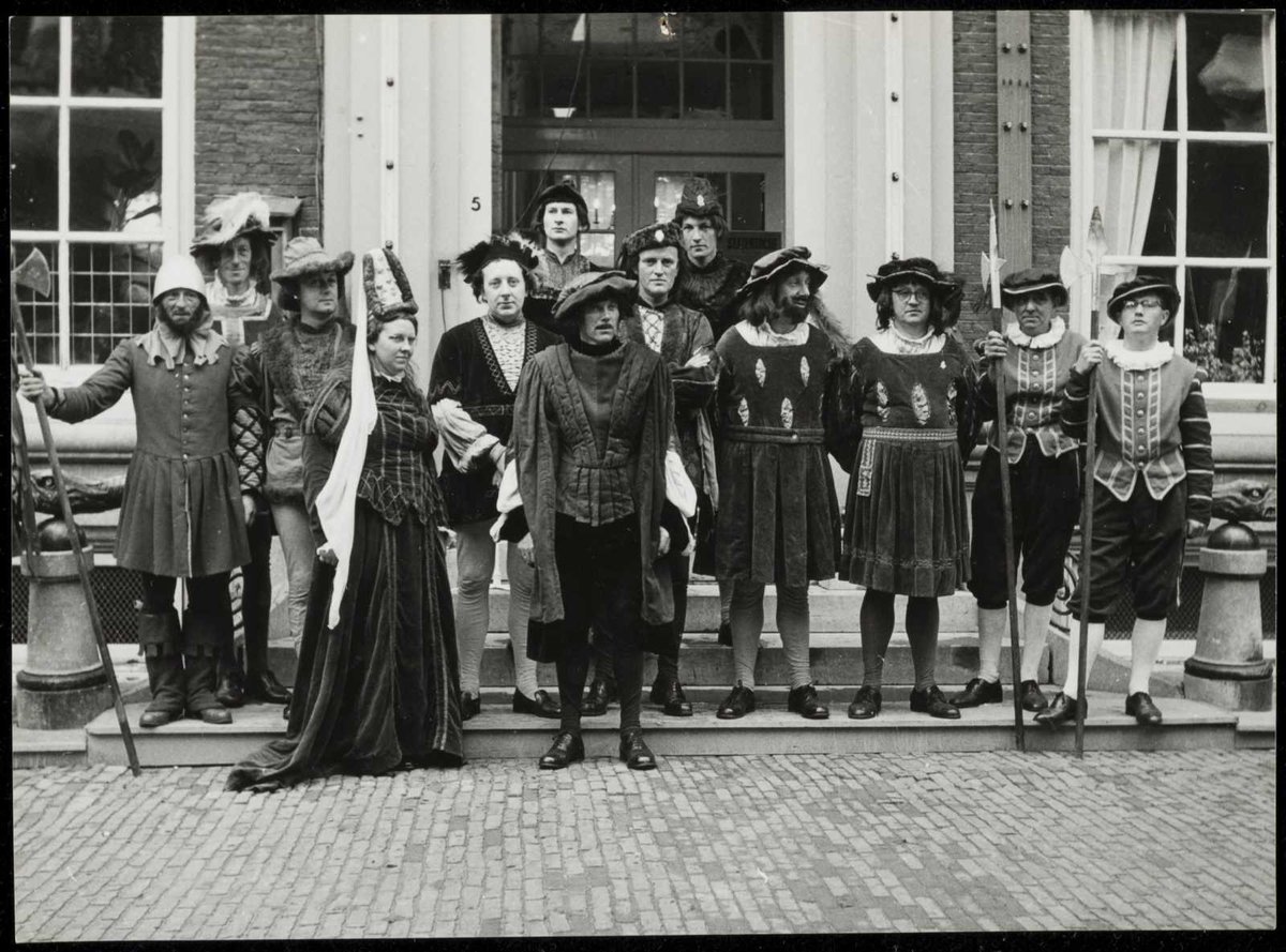 In 1955 vierde Monnickendam het feit dat het 600 jaar geleden. De foto toont een groep mensen in historische kleding voor het toenmalig stadhuis: ow.ly/mrff50PGISR

#GeschiedenisLokaalWaterland @WaterlArchief #Monnickendam