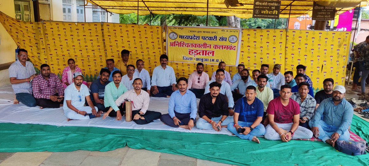 पंडालों में पटवारी है 
उम्मीदों में किसान है।
मामा अब आदेश करो
पूरा प्रदेश परेशान है।
#2800gradepay 
#mppatwarisangh 
#2800GPकी_घोषणा_पूरी_करो
<a href="/BJP4India/">BJP</a> <a href="/BJP4MP/">BJP Madhya Pradesh</a> <a href="/CMMadhyaPradesh/">Chief Minister, MP</a>  <a href="/narendramodi/">Narendra Modi</a> 
<a href="/INCMP/">MP Congress</a> <a href="/OfficeOfKNath/">Kamal Nath</a> <a href="/PMOIndia/">PMO India</a> @AmitShahOffic
<a href="/mygovindia/">MyGovIndia</a> <a href="/BBCHindi/">BBC News Hindi</a> @TheLallanto