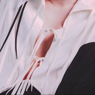 doyaloops's tweet image. this look is actually insane... 

1. the tie front top (THERE'S NOTHING UNDER THERE)
2. the ribbon(?) criss-crossing up his arms
3. lace choker!!
4. insane face card (+the softest looking hair i've ever seen)

thank you to the stylist fr🙏🙏

#LEEDO #이도 #ONEUS #원어스
