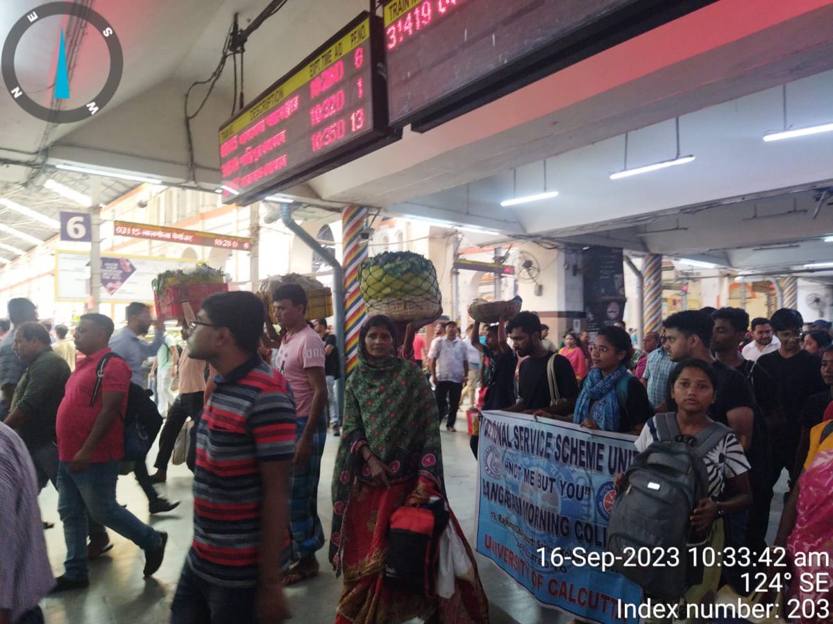 NSS unit of Bangabasi Morning College in collaboration with Eastern Railway, Sealdah Division, observed #SwachhtaHiSewa by organizing Nukkad natak on Swachhta, Cleanliness Drive and Rally at Sealdah station area. @YASMinistry @Anurag_Office @NisithPramanik