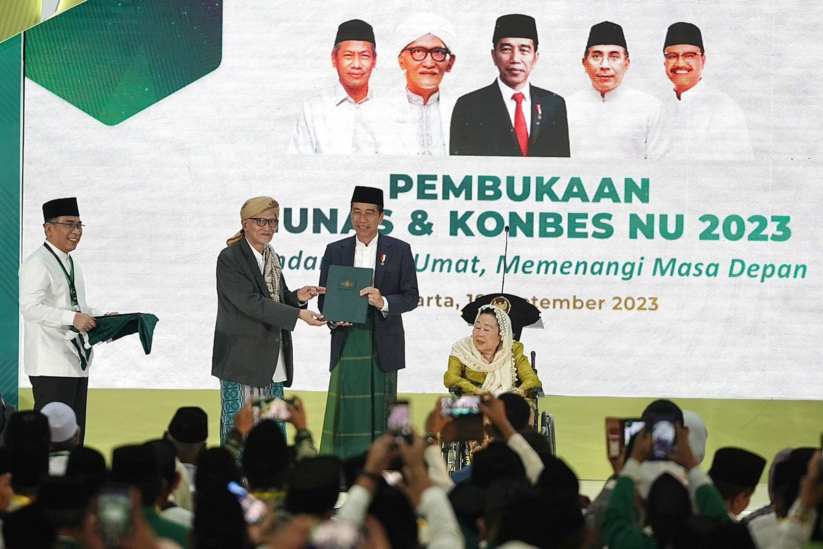 Menghadiri Musyawarah Nasional Alim Ulama dan Konferensi Besar Nahldlatul Ulama 2023 di Pesantren Al-Hamid, Cilangkap, Jakarta Timur.

Semoga NU terus hadir secara nyata dalam menghadapi tantangan dan dinamika kehidupan masyarakat ke depan.