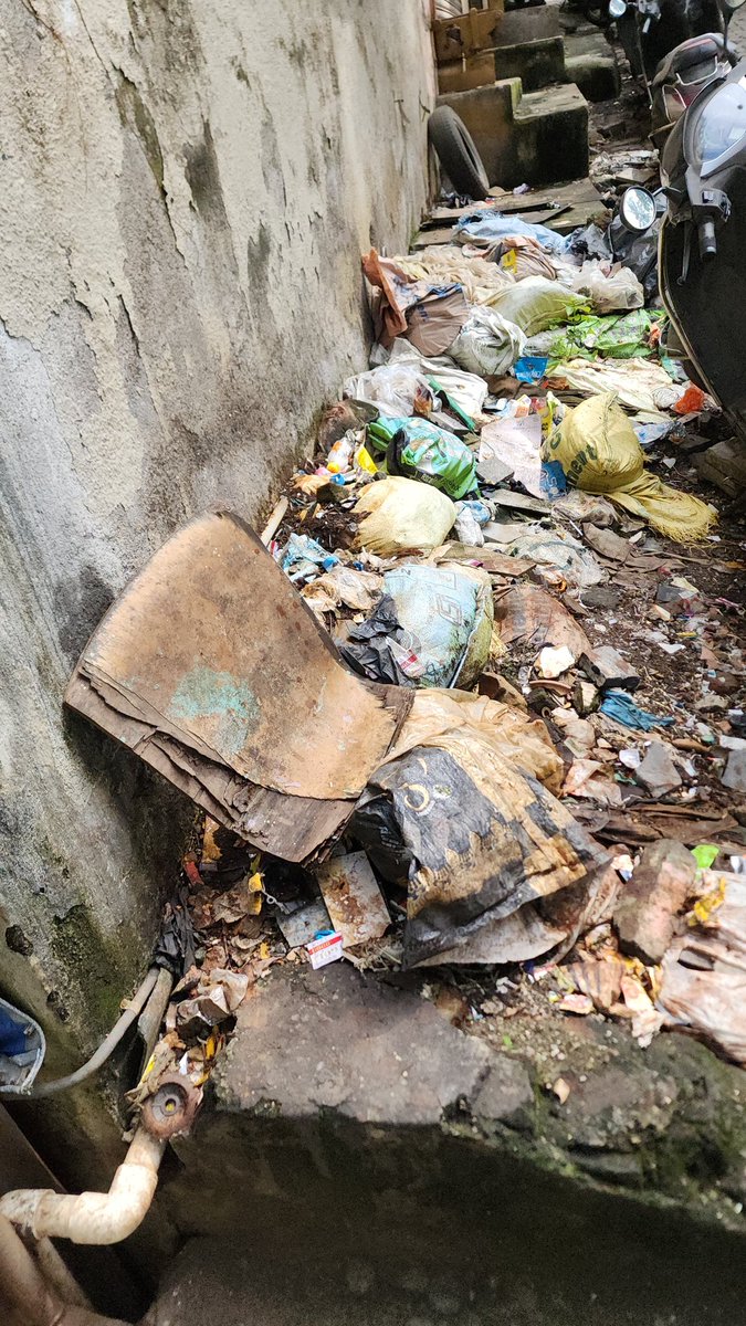ubaidsayyd's tweet photo. @mybmcSWM @CMOMaharashtra @mybmcWardPS @Municipalcommi5 @bmcmumbai 
P south Ward don't have time to pick up or clean this dirt on main road , this dirt is spreading diseases. https://t.co/4qVmzDdF1b