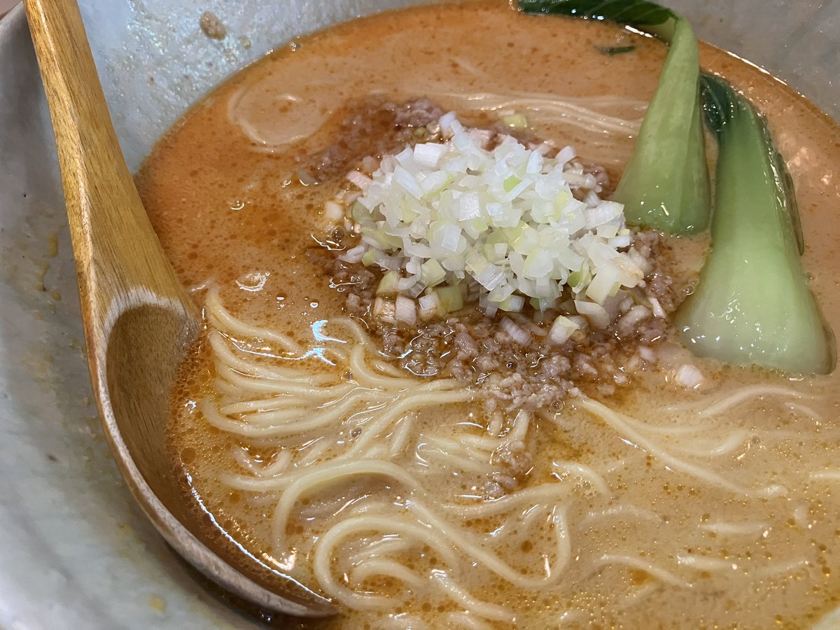 levorg_sti_ice's tweet photo. 阪急四条大宮駅から歩いて10分弱にある坦坦さんの坦々麺。
細麺にクリーミーなちょい辛スープが絡まってとっても美味。レタスチャーハンのレタスがサクッとした歯応えで最高です。もう20年くらい通ってます。
#坦々麺 
#チャーハン 
#四条大宮 
#坦坦 https://t.co/QZPUAca6Tw