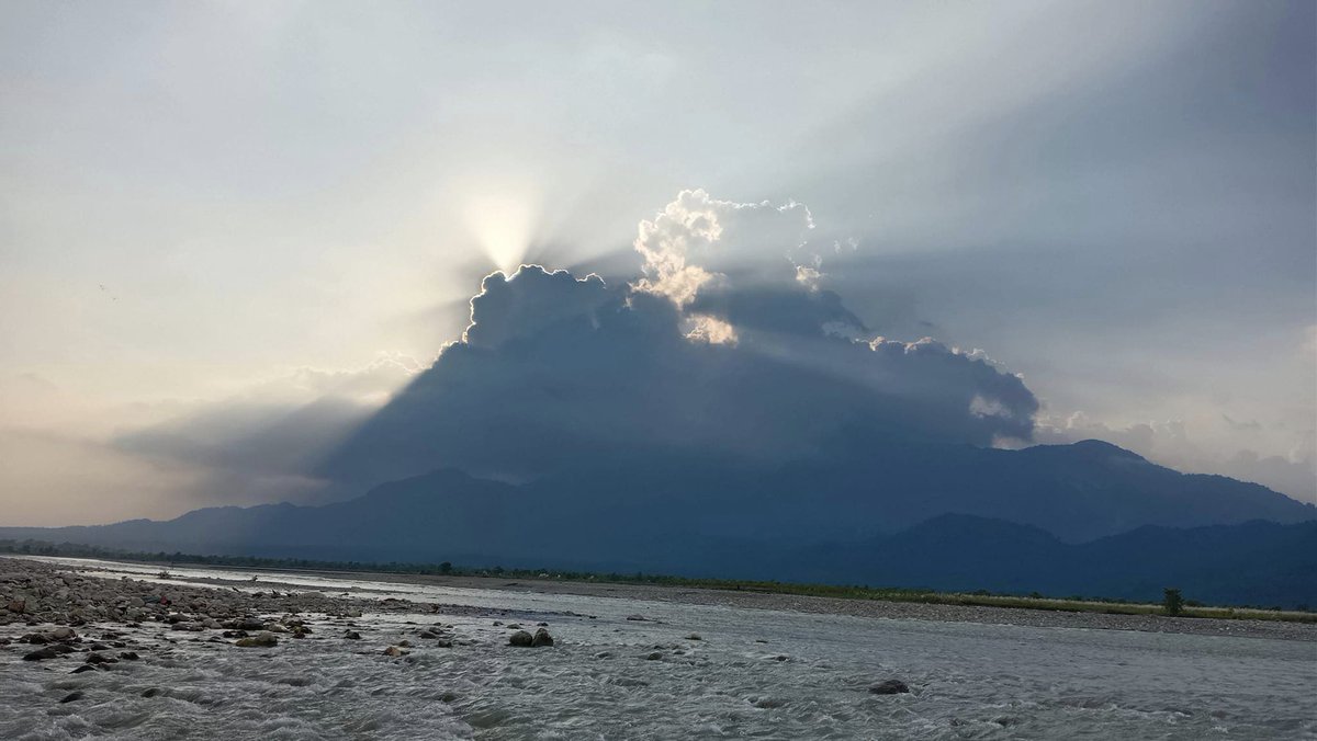 yoursarijit's tweet image. Every cloud has a silver lining ... @ Torsa river point (WB) 

#theme_pic_india_cloud #clouds #Cloud