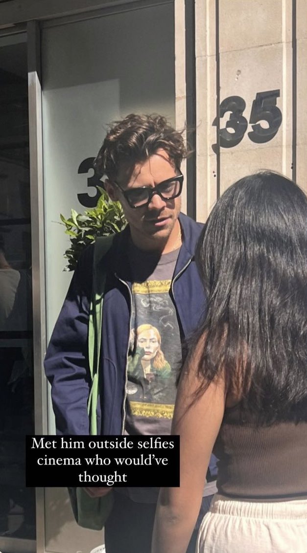 HSPopsEcuador's tweet photo. Harry with/con fan 
via: dietsabya https://t.co/ibDN7QjO1B
