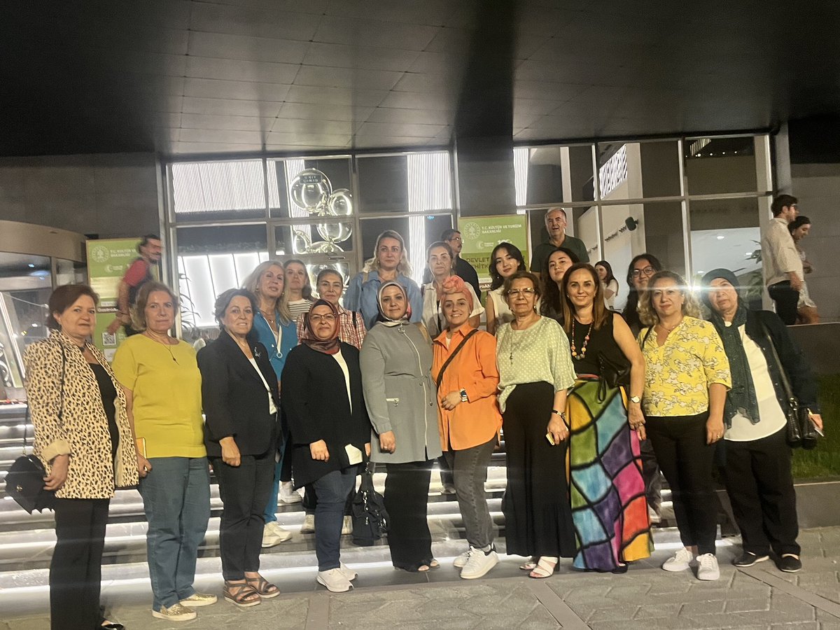 kadinmeclisi27's tweet photo. Kent Konseyi Kadın Meclisi olarak ; GastroAntep Festivali programlarından yeni açılan Şehitkamil Devlet Tiyatrosunda “Windsor ‘un Şen Kadınları” adlı Tiyatroyu izledik .. emeği geçen tüm birimlere teşekkür ederiz.. https://t.co/0Y68oPC4UU