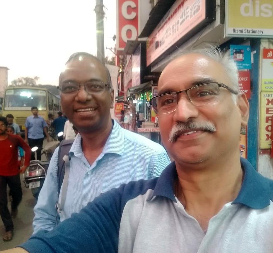 PayaniDharan's tweet photo. #monday | சமீபத்திய வார இறுதி தொலைப்பேசி அழைப்பில், நண்பர் நரசிம்மனின் இக்கட்டான கேள்வி என்னைச் சிந்திக்க வைத்தது: மனதை அழுத்தும் சமூகப் பிரச்சனைகளுக்கு மத்தியில், நாம் எப்படி நமது ஊக்கத்தைத் தக்கவைத்துக்கொள்வது?

இது நிஜம் தானே? நம் சின்னஞ்சிறு கைகளால் பிடிக்க முடியாத பெரும் பிரச்சனைகளை எதிர்கொள்கிறோம். மனதில் நிராசை நிழலாடும் தரு��ங்கள் அதிகம். என்ன செய்யலாம்?

எனக்குப் பிடித்தமான ஒரு குறள் நினைவுக்கு வந்தது. அது தனிமனிதக் கோபத் தீயை நன்றியால் நனைத்து அணைக்கும் உத்தியை எனக்குத் தந்த குறள். என் வாழ்வில் நான் பலமுறை பயன்படுத்தும் ஒரு கருவி அது.

கொன்றன்ன இன்னா செயினும் அவர்செய்த
ஒன்றுநன்று உள்ளக் கெடும்
(அதிகாரம்:செய்ந்நன்றியறிதல் குறள் எண்:109)

ஒருவர் நமக்குக் கொடுமையான தவறு இழைத்துவிட்டாலும், அவர்கள் நமக்குச் செய்த ஒரே ஒரு நல்ல விஷயத்தை மனதில் ஊன்றி நிறுத்தி யோசித்தால், அவர்களின் மீது நமக்கு இருக்கும் சினத்தின் வீர்யம் அடங்கும். அதாவது, நல்ல விஷயத்தில் தாறுமாறான விகிதாசாரத்தில்  கவனம் செலுத்துவது தான் தந்திரம். ஏனென்றால், என்ன தான் நியாயம் என்றாலும், நம் கோபம் நம்மைத் தான் அழிக்கும்.

சினம் இல்லாத மனதுடன், அந்தச் சூழலை எப்படிக் கையாள்வது என்று நாம் அணுகலாம். விளைவு மேம்பட்ட���ாக இருக்கும். நிஜமாகவே.

இந்த நுட்பமான விஷயத்தை நாம் சமூக��் சூழலுக்கும் பயன்படுத்தமுடியும். அதீதமான இருள் சூழ்ந்த கணங்களில் குட்டிக்குட்டி நன்மைகளின் அகல் வெளிச்சம் நமக்கு வழிகாட்டும்.

எடுத்துக்காட்டாக, நரசிம்மனின் ஓய்வுக்குப் பிந்தைய மெச்சத்தக்கப் பயணத்தை நான் அறிவேன். விழியிழந்த மாற்றுத் திறனாளிகளுக்குச் சேவை செய்யும் ஒரு தன்னார்வத் தொண்டு நிறுவனத்திற்காகத் தனது நேரத்தையும் திறமையையும் அர்ப்பணிக்கிறார். அவரது குழு வெறும��� நம்பிக்கை வார்த்தைகளைச் சொல்வதோடு நிறுத்திக்கொள்வதில்லை. அவர்கள் மாற்றுத் திறனாளிகளின் வாழ்வில் எல்லாத் தருணங்களிலும் நடைமுறை உதவிகளை வழங்குகிறார்கள்—பிறப்பு, படிப்பு, வேலை, திருமணம், உடல்நலம் என்று யோசித்து உதவுகிறார்கள்.  அவர்கள் மாற்றுத் திறனாளிகளின் வலியை உணர்வதோடு நிறுத்தவில்லை. தீர்வுகளைத் தேடி, நிதி திரட்டி, உதவி தந்து, தொடர்ந்து கைப்பற்றி நடக்கிறார்கள்.

சமூகத்��ின் பிரச்சனைகள் பெரிதாகத் தோன்றும்போது, இது போன்ற செயல்கள் பற்றிய ஆழ்ந்த சிந்தனையே  என்னை நிராசையிலிருந்து பின்னுக்கு இழுத்து, நம்பிக்கையையும், நிதானத்தையும், ஊக்கத்தையும் ��னக்கு வழங்குகிறது.

நரசிம்மனும் நானும் எங்களது நீநீநீண்ட தொலைப்பேசி உரையாடலை முடித்தபோது, இரண்டு பேரும் இந்தப் புரிதலைத்தான் பகிர்ந்துகொண்டோம். நமது மனதை அலைக்கழிக்கும் பிரச்சனைகள் சூழ்ந்த உலகில், நல்ல விஷயங்களை மனதில் நிறுத்தி நாம் பெரும் ஊக்கம் வெற்று நம்பிக்கை இல்லை—இது ஒரு பகிரப்படவேண்டிய  கருவி, ஒரு கூட்டு மனநிலை, பெரும் சவால்களுக்கு எதிரான பொது ஆயுதம்.

#பயணிதரன்
#வா���்வெனும்பயணம்

#தன்மேம்பாடு #சமூகமேம்பாடு #அறிவியல்சிந்தனை
