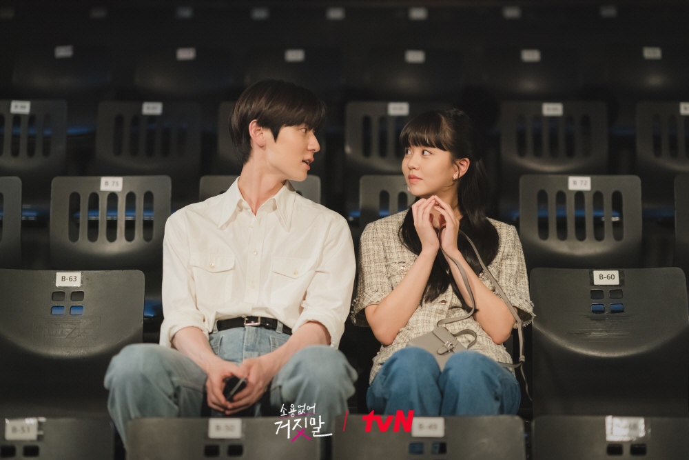 CJnDrama's tweet photo. 아 귀여워...귀엽다...너무 귀여운데?🤭

"오빠" 한 마디에 부끄럼 폭발한 도솔!
소극장 데이트로 설렘지수 100% 충전~❤️

거짓말 제로, 설렘 보장 로맨스 <소용없어 거짓말>
[월화] 저녁 8:50 tvN

#소용없어거짓말 #MyLovelyLiar
#김소현 #황민현 #윤지온 #서지훈 #이시우
#tvN #스트리밍은TVING https://t.co/si0kSfQZEw