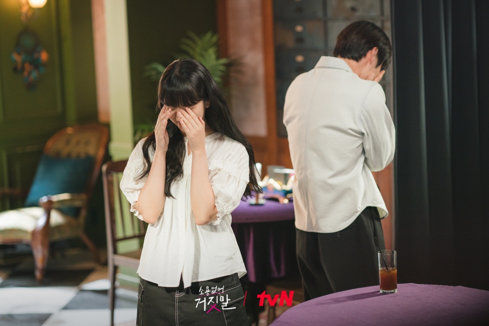 CJnDrama's tweet photo. 아 귀여워...귀엽다...너무 귀여운데?🤭

"오빠" 한 마디에 부끄럼 폭발한 도솔!
소극장 데이트로 설렘지수 100% 충전~❤️

거짓말 제로, 설렘 보장 로맨스 <소용없어 거짓말>
[월화] 저녁 8:50 tvN

#소용없어거짓말 #MyLovelyLiar
#김소현 #황민현 #윤지온 #서지훈 #이시우
#tvN #스트리밍은TVING https://t.co/si0kSfQZEw