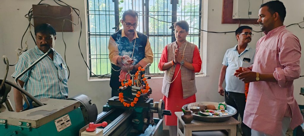 manu_pranav's tweet photo. कल विश्वकर्मा जयंती के अवसर पर #mahaveer_institute_of_technology और #EcoSpeed,सिविल लाइंस के प्रांगण में बड़े भैया, शिक्षकों और साथियों संग हवना एवं पूजा का सौभाग्य प्राप्त हुआ ।
भगवान विश्वकर्मा की कृपा सभी पर बनी रहे 🙏
#VishwakarmaPuja2023 https://t.co/aeQIfivBlh