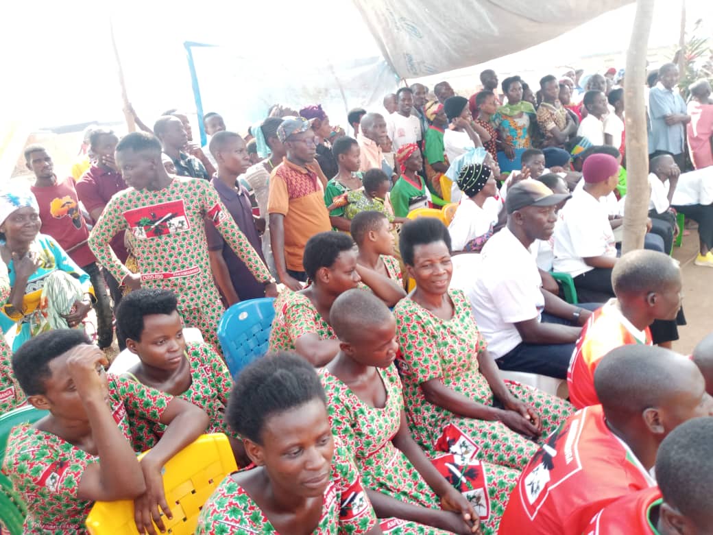 1cnddfdd's tweet photo. #Burundi aha ni muri zone @Muyange aho bureau communal @Nyanza yariyagendeye iyo zone muntumbero yokwerekana indongozi shasha ziheruka kwizigirwa mumugambwe wacu @CNDDFDD muri yo komine bakiriye abanwanyi bashasha ivyobirori vyari vyatewiteka n,Umwubahwa https://t.co/KQZGO8m5lK. https://t.co/wVqkM2YgDi
