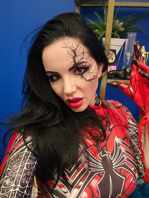 A little glamour Carnage for the Heroes &amp; Villains party this weekend. https://t.co/ylSPib6hIU