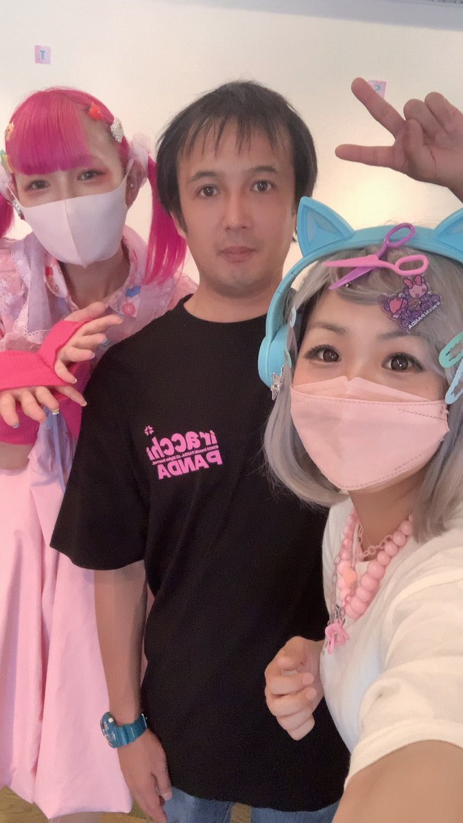 tomomi_1123's tweet photo. #原宿カワイイ展 出展中の、
#がちゃがちゃおもちゃワールド (@gtygty_toyworld )さんのハサミのヘアクリップ(左)と
#glem(@glem__yyy )さんのキラキラ蝶々のヘアクリップ(右)プレゼントしてもらいましたぁ。😍👍✨
いつもより原宿っぽいファッションになって嬉しい❣️
ありがとぉ✨ https://t.co/QEr6YhE54O