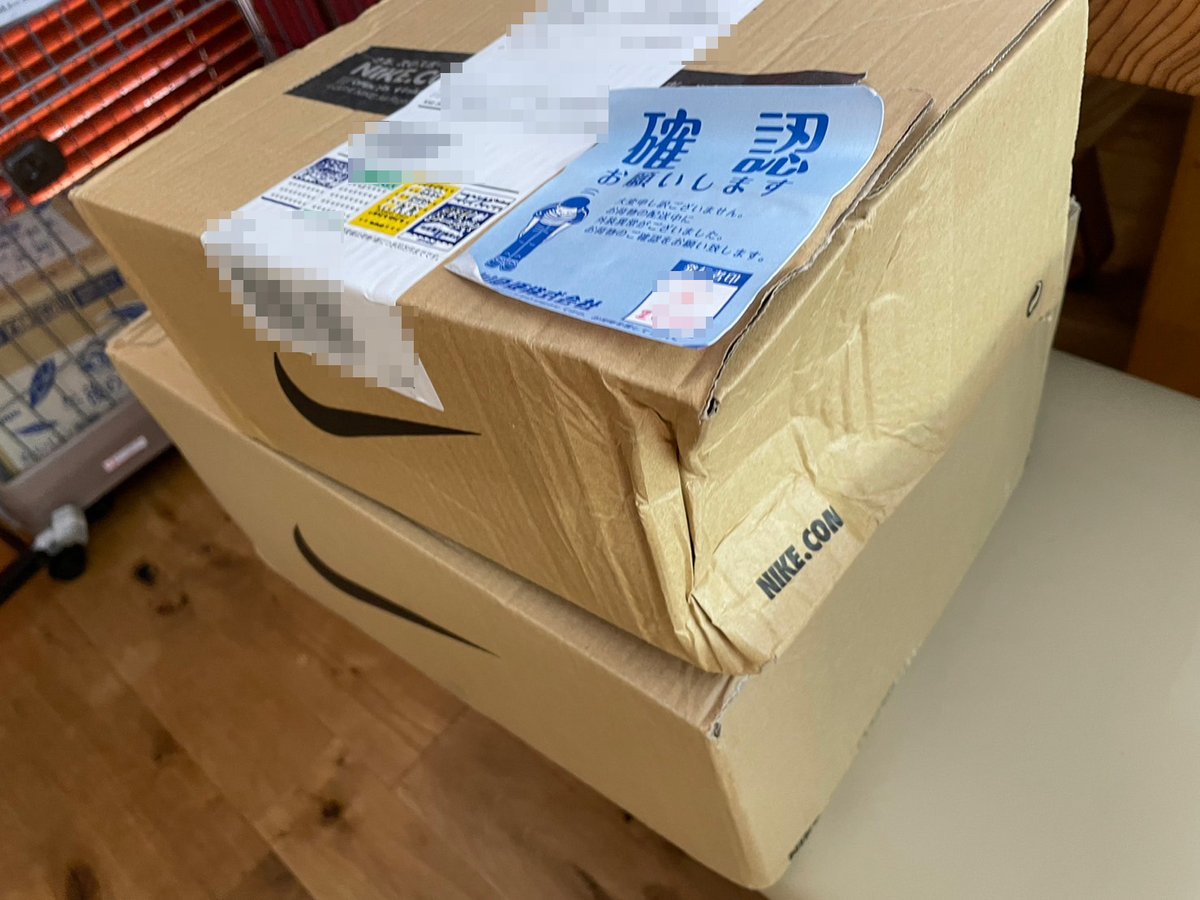 minaraistreet's tweet photo. 畑仕事を終えて家に戻ると佐川急便の荷物を父が受け取ってくれてたのですが…
「中身確認して問題あれば連絡してください」
と言っていたとの事ですがよくこんな状態で配達できますな😮‍💨
つい先日のadidasの箱も潰してきたし「中身が無事」が問題ではなくない？
#佐川急便 https://t.co/JFa9gUMFpi